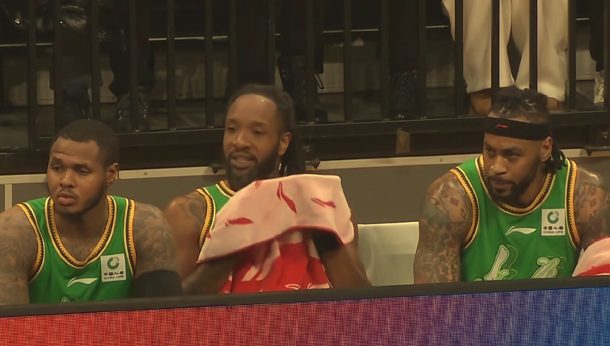 恭喜辽篮单场得分首过百+12人全登场，大胜四川52分止住4连败颓势